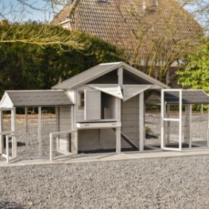 The rabbit hutch Holiday Medium has many, large doors