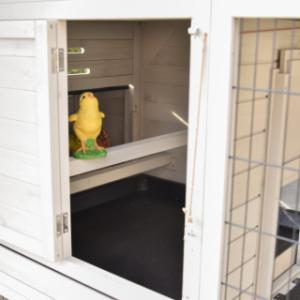 The sleeping compartment of chickencoop Holiday Medium is provided with 2 perches