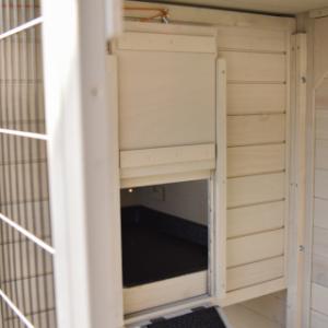 The wooden hutch Holiday Medium has a lockable sleeping compartment