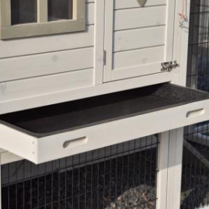 Rabbit hutch Holiday Medium has a practical plastic tray