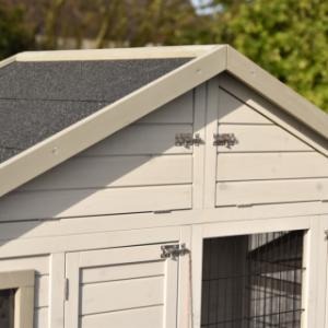 The rabbit hutch Holiday Medium is provided with a lockable storage attick