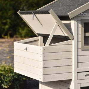 The nesting box of rabbit hutch Holiday Medium has a hinged roof