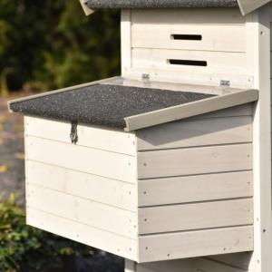 The laying nest is provided with a roof with roofing felt