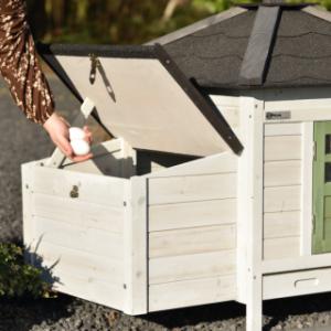 The roof of the nesting box of Ambiance Small can easily stay open thanks to the practical support flap