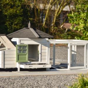 Thanks to the doors in the coop and the run of Ambiance Small, cleaning is very easy