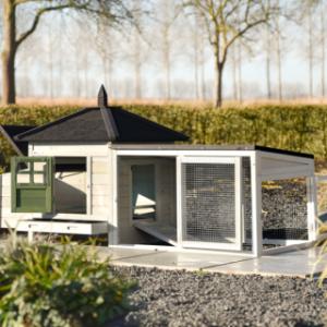 Thanks to the doors in the coop and the run of Ambiance Small, cleaning is very easy