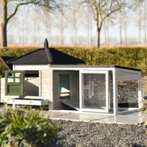 Thanks to the doors in the coop and the run of Ambiance Small, cleaning is very easy