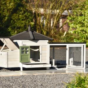 Thanks to the doors in the coop and the run of Ambiance Small, cleaning is very easy