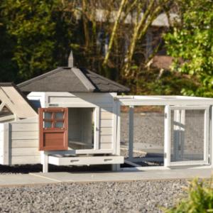 Thanks to the doors in the coop and the run of Ambiance Small, cleaning is very easy