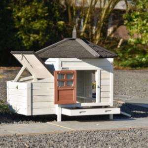 Ambiance Small has practical doors, removable roofs and a convenient pull-out tray