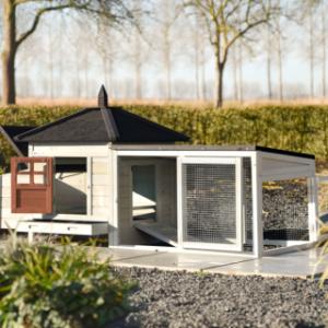 Thanks to the doors in the coop and the run of Ambiance Small, cleaning is very easy