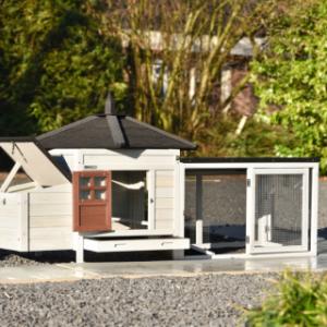 Thanks to the doors in the coop and the run of Ambiance Small, cleaning is very easy