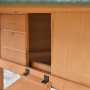 The night shelter and the run of rabbit hutch Action can be closed off from each other