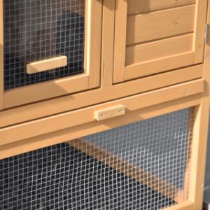 Chicken coop Action is equipped with a metal pull-out tray