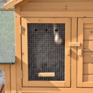 The mesh door of chicken coop Action is fitted with plexiglass for extra shelter