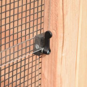 Thanks to the practical swivel latches, the plexiglass panels are easy to disassemble