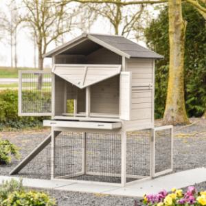 The rabbit hutch Prestige Large has large doors