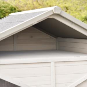 The chickencoop Prestige Large is provided with an practical storage attick