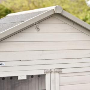The chickencoop Prestige Large has a practical tray