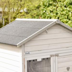 The roof of the rabbit hutch Prestige Large is provided with green roofing felt