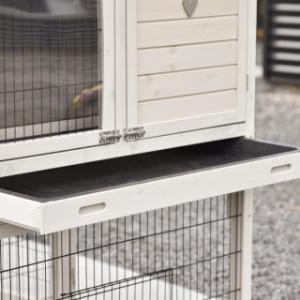 The chickencoop Prestige Large is provided with a tray
