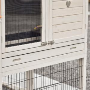 The Prestige Large chicken coop is equipped with a plastic slide-out tray, making it easy to clean