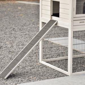 The chickencoop Prestige Large is equipped with a ramp