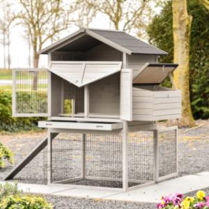 The chickencoop Prestige Large is provided with large doors