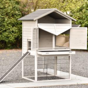 The chickencoop Prestige Large is provided with large doors