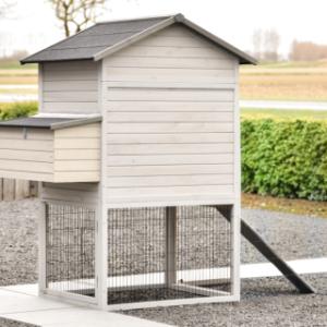 The chickencoop Prestige Large has a half wood/half gaze backside