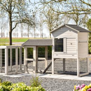 The extension run Functional can be connected in various ways to the chicken coop Prestige Large and the extension run Space Large