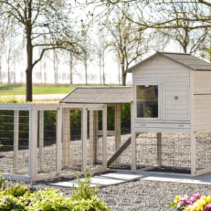 The extension run Functional can be connected in various ways to the chicken coop Prestige Large and the extension run Space Large