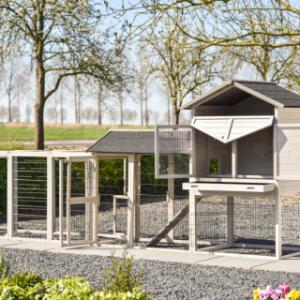 The rabbit hutch Prestige Large has many doors