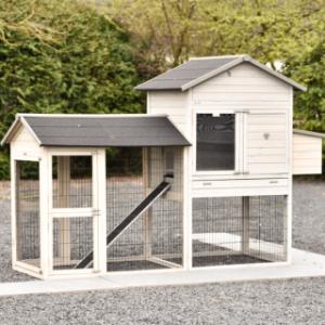 Chicken coop Prestige Large Light-grey gives a calm look in the garden