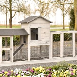 The extension run Functional can be connected in various ways to the chicken coop Prestige Large and the extension run Space Large