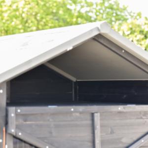 The chickencoop Prestige Large is provided with an practical storage attick