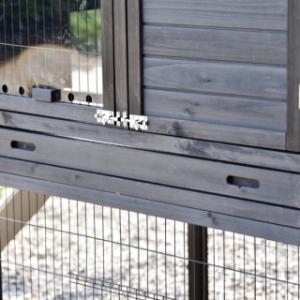 The rabbit hutch Prestige Large has a tray, to clean the hutch very easily