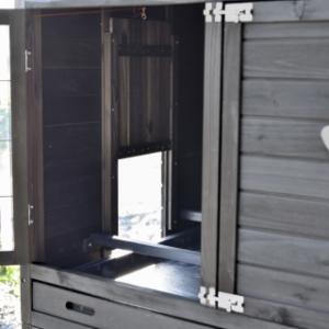 Le chickencoop Prestige Large has a lockable sleeping compartment