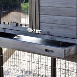 The rabbit hutch Prestige Large has a tray, to clean the hutch very easily