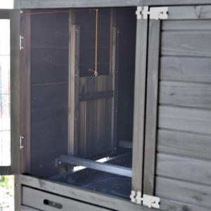 The sleeping compartment of the chickencoop Prestige Large is lockable