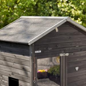The roof of the rabbit hutch Prestige Large is provided with roofing felt