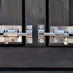 The rabbit hutch Prestige Large has double door latches