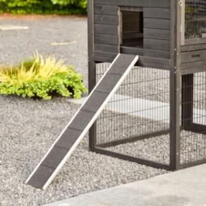 The chickencoop Prestige Large is provided with a practical tray