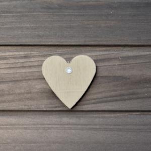 The chickencoop Prestige Large is provided with an wooden heart