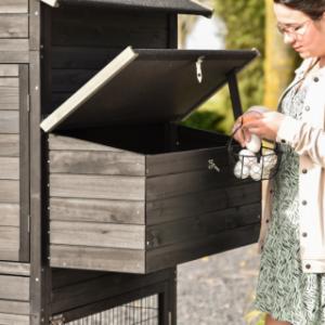 The chickencoop Prestige Large has a laying nest with hinged roof