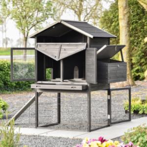 The chickencoop Prestige Large is provided with large doors