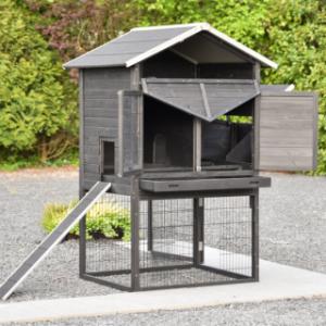 The chickencoop Prestige Large is provided with large doors