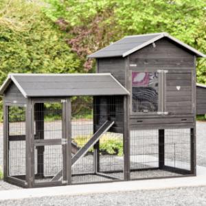 Chicken coop Prestige Large Light-grey gives a calm look in the garden