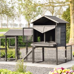 The rabbit hutch Prestige Large has many doors