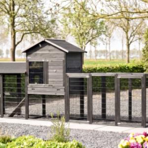 The extension run Functional can be connected in various ways to the chicken coop Prestige Large and the extension run Space Large